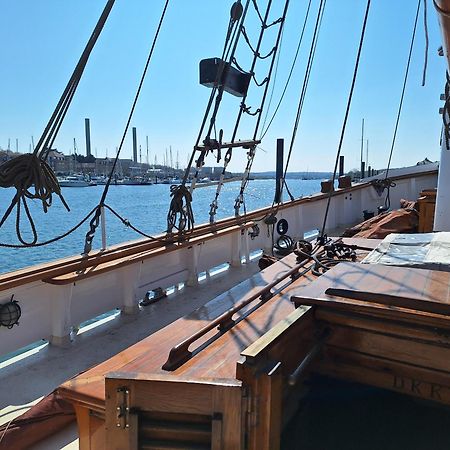 Hotel Historic Wooden Ship 'Ursula' à East Cowes Extérieur photo