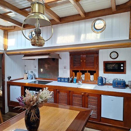 Hotel Historic Wooden Ship 'Ursula' à East Cowes Extérieur photo