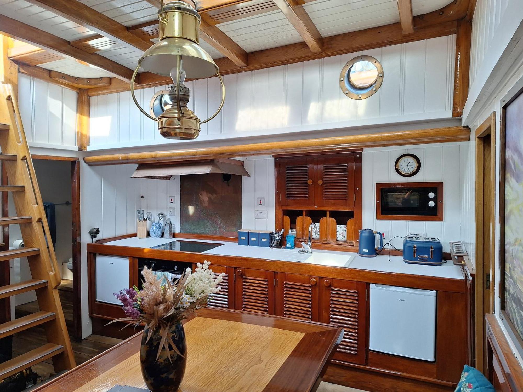 Hotel Historic Wooden Ship 'Ursula' à East Cowes Extérieur photo