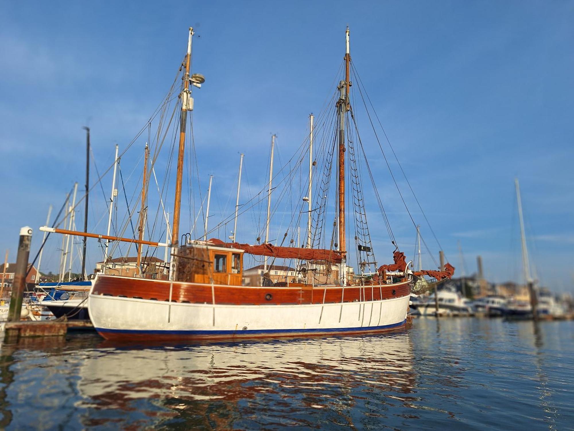 Hotel Historic Wooden Ship 'Ursula' à East Cowes Extérieur photo