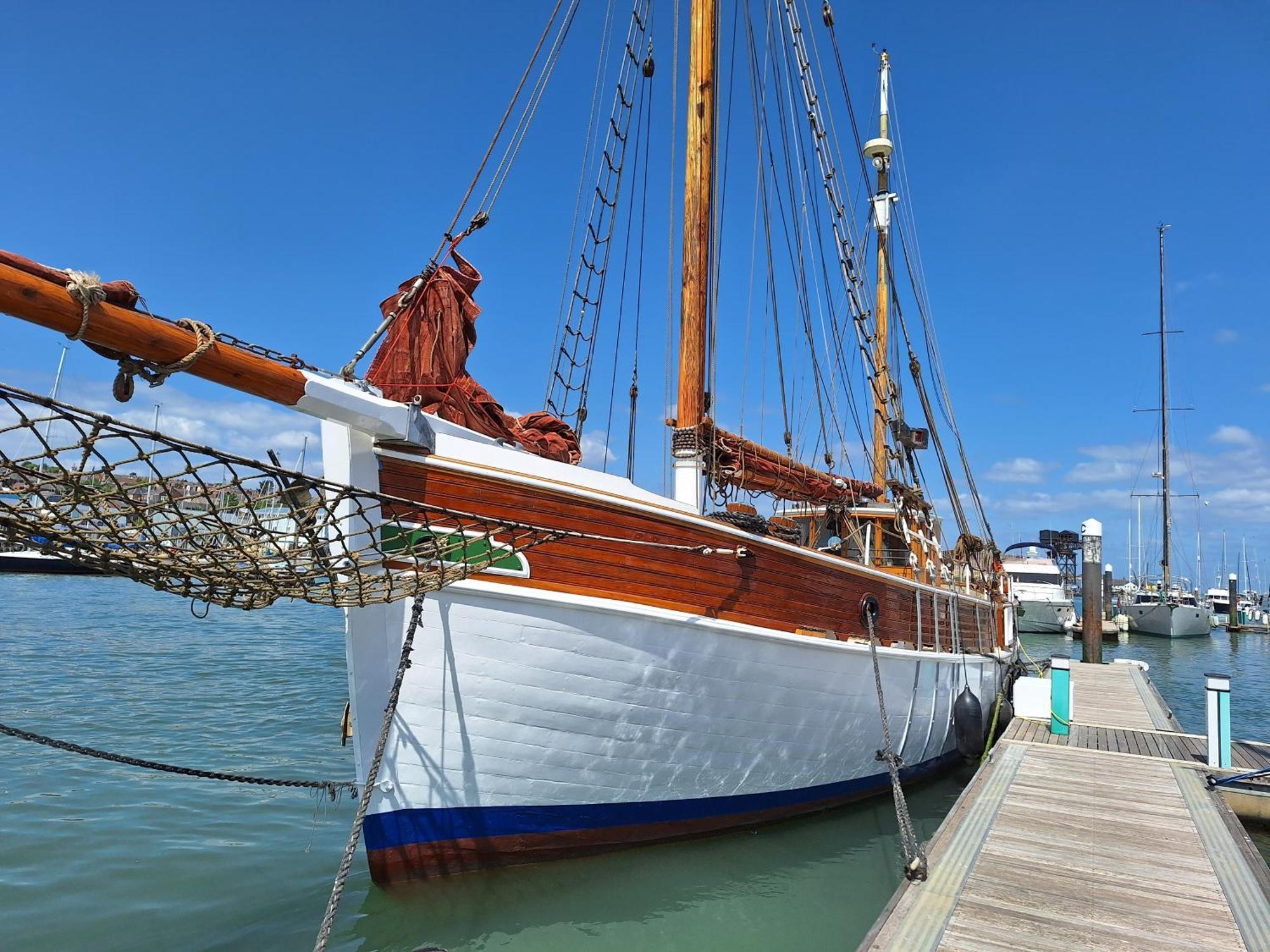 Hotel Historic Wooden Ship 'Ursula' à East Cowes Extérieur photo