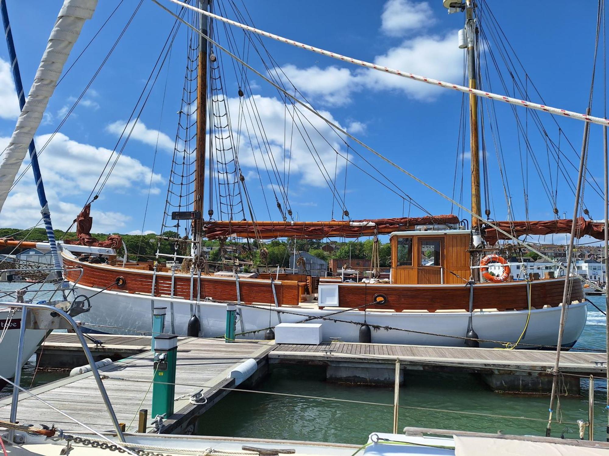 Hotel Historic Wooden Ship 'Ursula' à East Cowes Extérieur photo