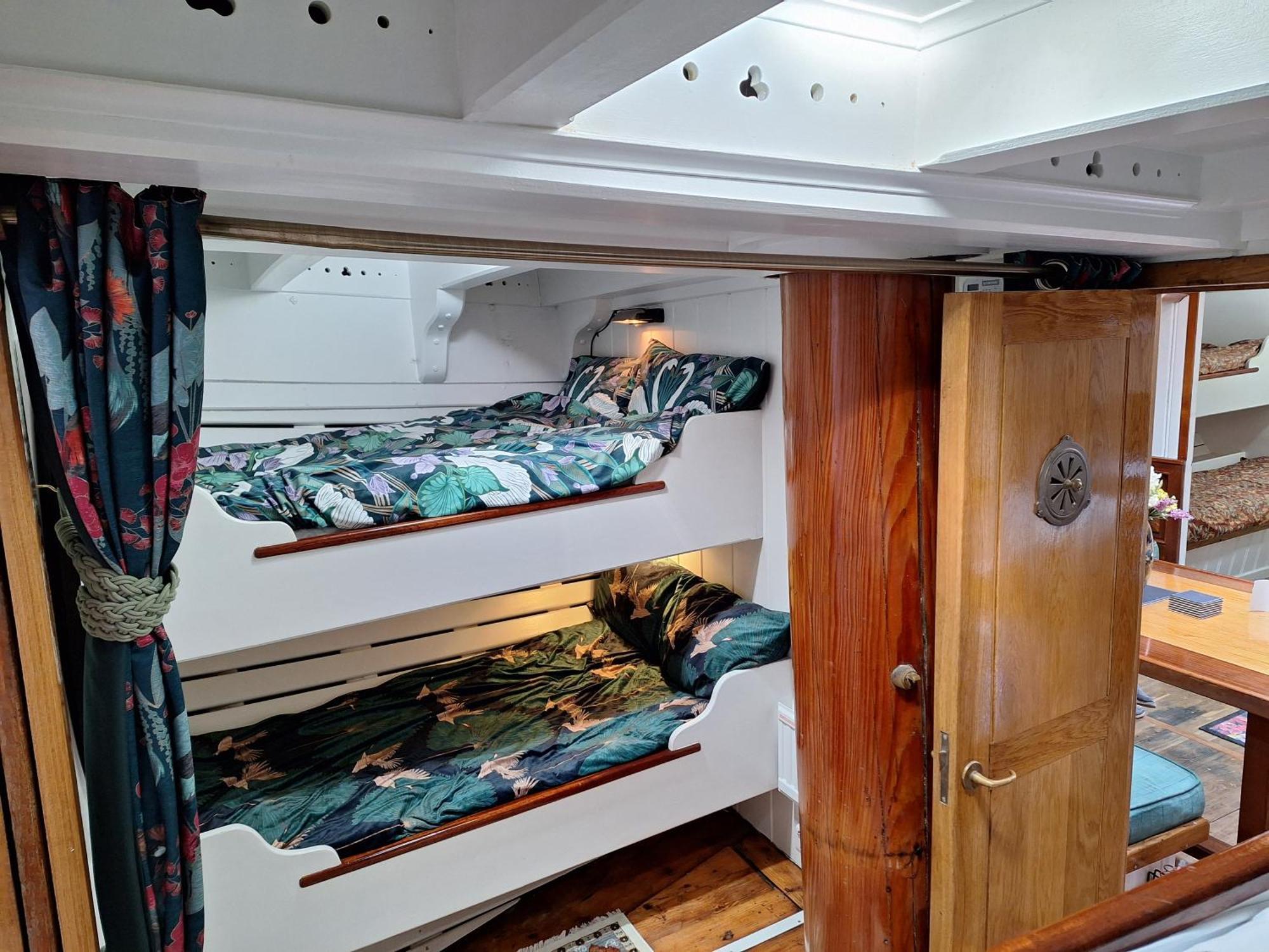 Hotel Historic Wooden Ship 'Ursula' à East Cowes Extérieur photo
