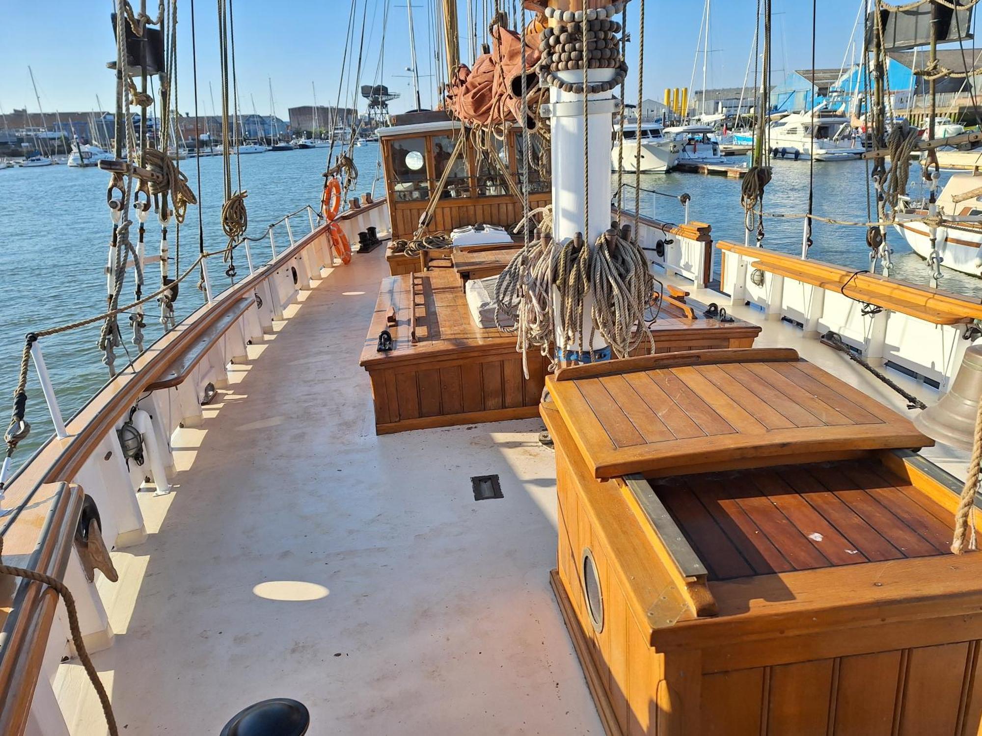 Hotel Historic Wooden Ship 'Ursula' à East Cowes Extérieur photo
